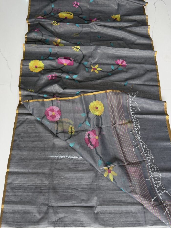 Alternative view of Handwoven Muslin Jamdani Saree with Blouse Piece